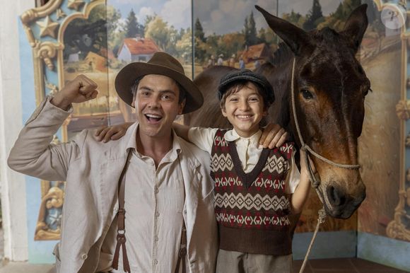Davi Malizia e Sergio Guizé se divertem durante as gravações da novela que acaba em março