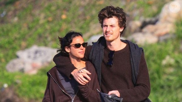 Shawn Mendes e Bruna Marquezine acompanharam o parabéns de Luana Marquezine durante a festa de 24 anos da modelo no Rio de Janeiro