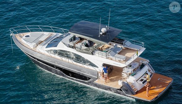 Ambientes da lancha unem sofisticação e praticidade para longas permanências a bordo