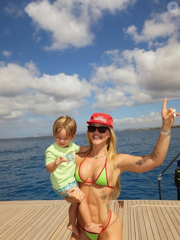 Com biquíni neon e boné com mensagem de saúde mental, 'eu preciso de terapia', Virgínia Fonseca apostou em uma produção de praia que mistura cores vibrantes, detalhes fashion e um acessório cheio de personalidade
