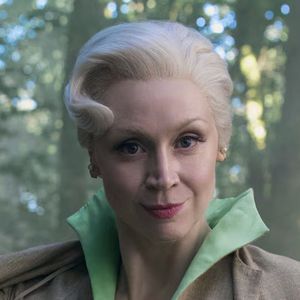 Larissa Weems retorna como guia espiritual de Wandinha nos quatro episódios finais da 2ª temporada da série