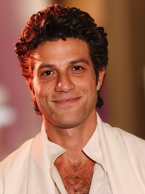 Chay Suede, o Pedro de 'Quem Ama Cuida', revela um de seus perfumes favoritos que custa mais de R$ 2,3 mil; achamos um 'gêmeo' do Boticário mais acessível