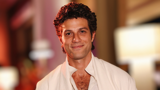 Chay Suede, o Pedro de 'Quem Ama Cuida', revela um de seus perfumes favoritos que custa mais de R$ 2,3 mil; achamos um 'gêmeo' do Boticário mais acessível