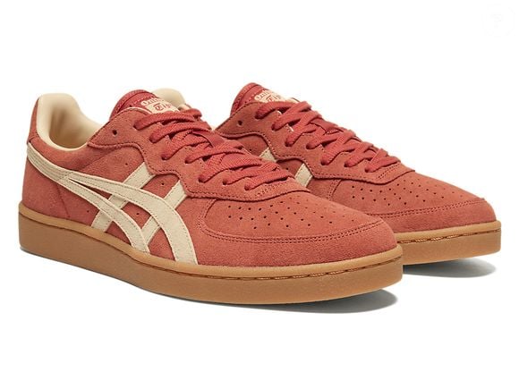 Adeus, produções sem graça! O Onitsuka Tiger GSM na combinação Burnished Red/Beige acrescenta um toque de cor ao guarda-roupa e mostra como um tênis de inspiração esportiva pode se tornar protagonista de looks modernos e cheios de personalidade