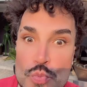 Latino recentemente apareceu irreconhecível após procedimentos estéticos no rosto