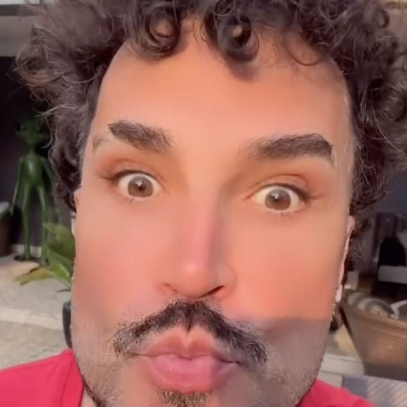 Latino recentemente apareceu irreconhecível após procedimentos estéticos no rosto