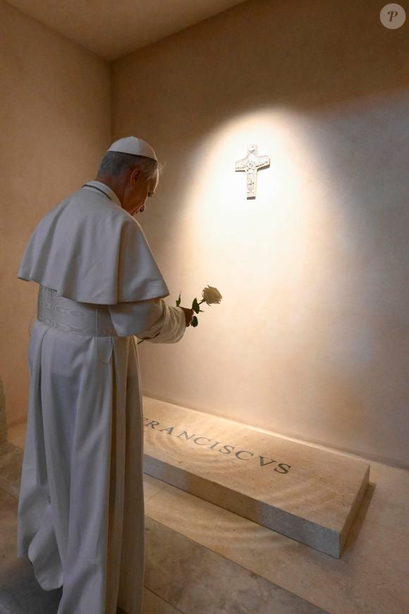 Papa Leão XIV ainda fez uma homenagem a Francisco, deixando uma rosa branca em seu túmulo