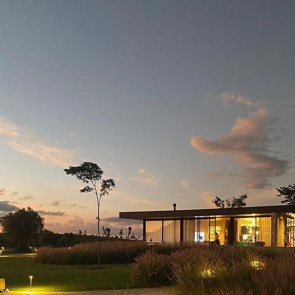 Rancho de Bruno Gagliasso e Giovanna Ewbank tem casa que incorpora um estilo rústico contemporâneo