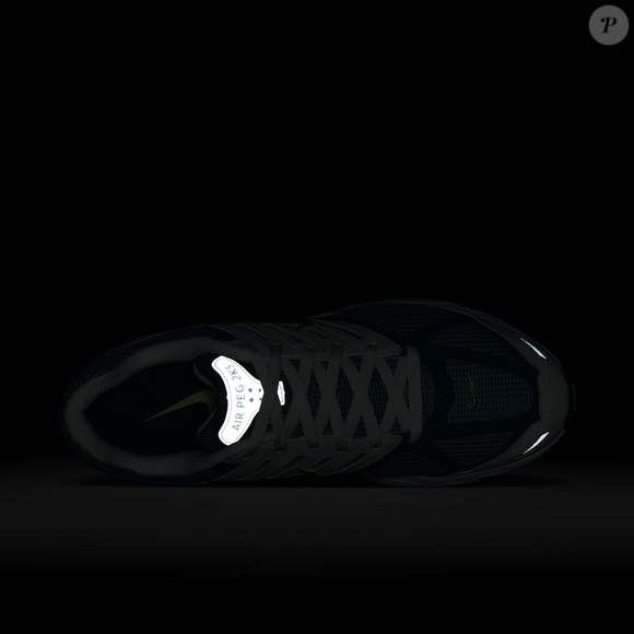 O design futurista do Nike Air Pegasus 2K5 coloca o modelo entre os lançamentos mais estilosos da Nike para quem ama conforto sem abrir mão de informação de moda