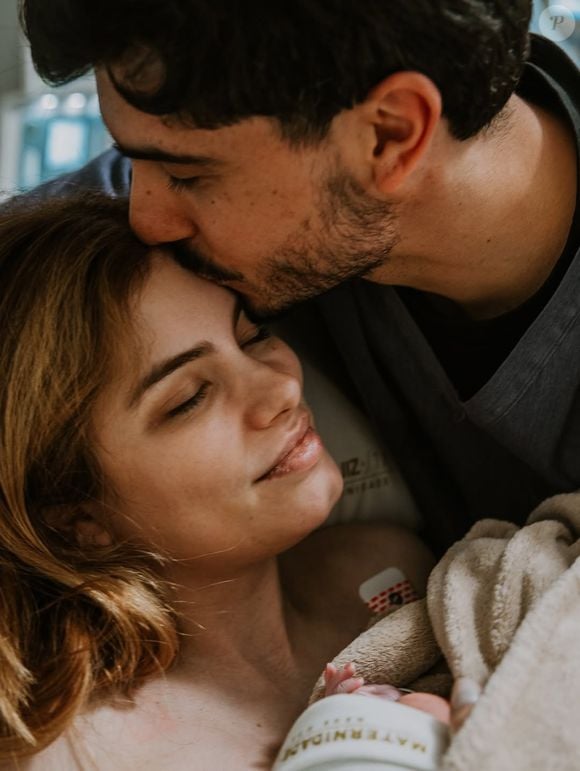 Nas redes sociais, Bruna celebrou a chegada da bebê ao compartilhar registros ao lado do marido e da recém-nascida