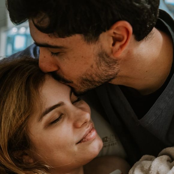 Nas redes sociais, Bruna celebrou a chegada da bebê ao compartilhar registros ao lado do marido e da recém-nascida