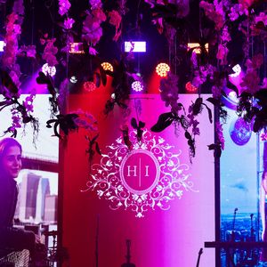 Festa de 15 anos das filhas de Luciano Camargo teve decoração luxuosa
