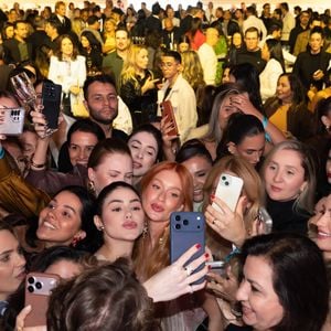 O look de Marina Ruy Barbosa mostra que o luxo pode aparecer na combinação entre materiais delicados, acessórios marcantes e um sapato de presença, criando uma produção sofisticada e cheia de referências históricas. A escolha ainda chamou atenção das fãs presentes no evento em São Paulo
