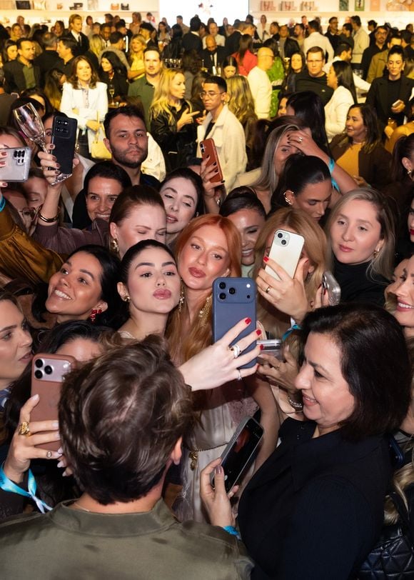 O look de Marina Ruy Barbosa mostra que o luxo pode aparecer na combinação entre materiais delicados, acessórios marcantes e um sapato de presença, criando uma produção sofisticada e cheia de referências históricas. A escolha ainda chamou atenção das fãs presentes no evento em São Paulo
