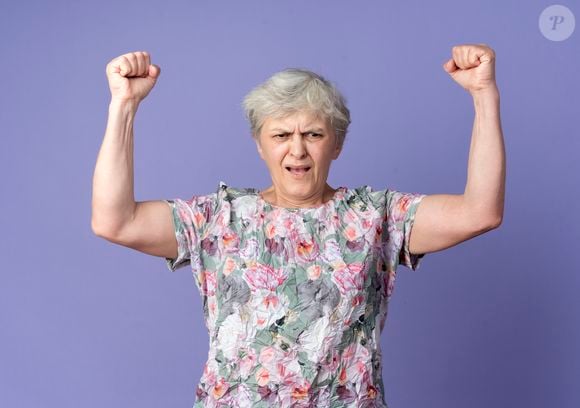 A perda gradual de músculos ao longo dos anos pode acarretar na flacidez de braços, que muitos conhecem como 'asas de morcego'