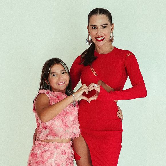 Deborah Secco postou fotos encantadoras com a filha para celebrar o natal