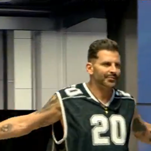 Ator deixa o BBB 26 após passar mal durante a Prova do Líder e sofrer nova convulsão horas depois. Saída foi confirmada por Tadeu