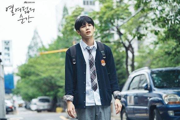 Em 'Meus Dezoito Anos', acompanhamos Choi Joon-woo, um jovem tímido que é transferido de escola e tem dificuldades em se adaptar