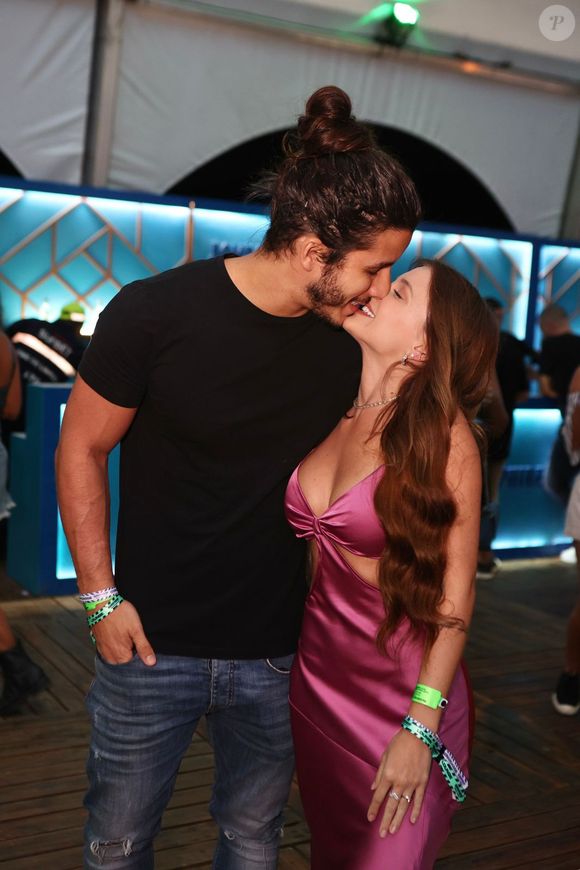 Ricky Tavares e a namorada, Carol Bresolin, se beijaram no festival Garota VIP 2023