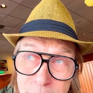 Stephen Baldwin publicou um vídeo nas redes sociais onde pedia orações para o casal