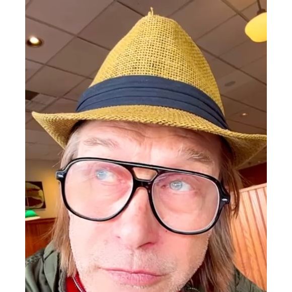 Stephen Baldwin publicou um vídeo nas redes sociais onde pedia orações para o casal