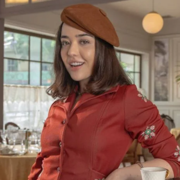 Reta final de ‘Garota do Momento’: após a trágica morte de Zélia (Leticia Colin), sua sobrinha Flora (Bella Piero) decide infernizar a vida de Maristela (Lilia Cabral).