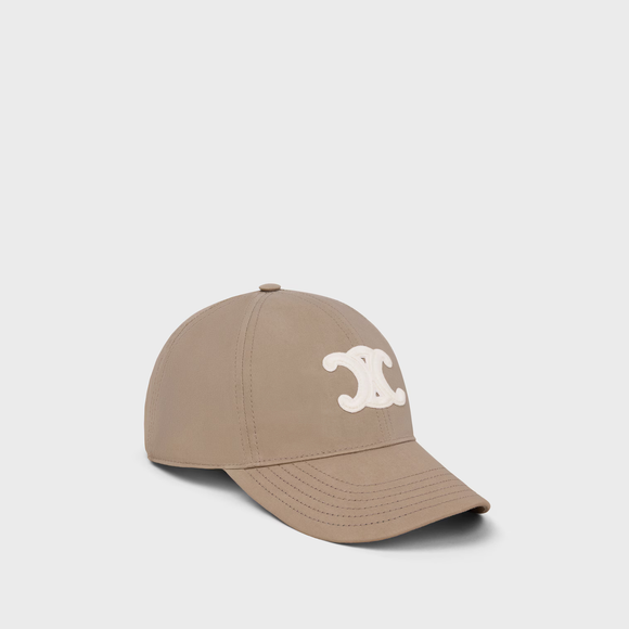 No site oficial da marca, o boné na cor (bege+ cinza) aparece com o valor de R$ 4.550.