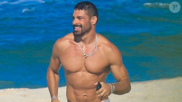 Cauã Reymond exibe corpo musculoso em dia de praia em meio a polêmicas com Bella Campos nos bastidores de 'Vale Tudo'