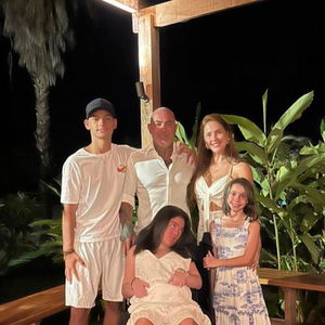 Henrique Fogaça vive lado discreto longe do ‘MasterChef Brasil’ ao lado da esposa, Carine Ludvic, e dos 3 filhos. O chef também se tornou ativista do canabidiol após a melhora da filha Olívia, que enfrenta uma síndrome neurológica rara sem diagnóstico conclusivo