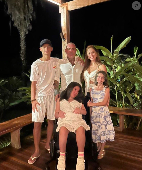 Henrique Fogaça vive lado discreto longe do ‘MasterChef Brasil’ ao lado da esposa, Carine Ludvic, e dos 3 filhos. O chef também se tornou ativista do canabidiol após a melhora da filha Olívia, que enfrenta uma síndrome neurológica rara sem diagnóstico conclusivo