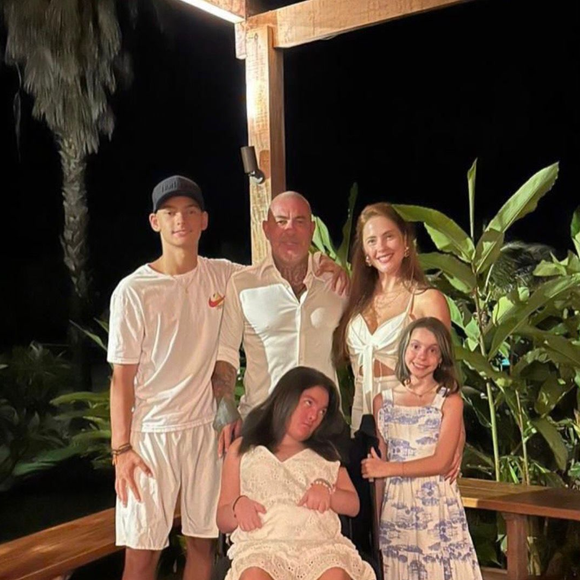 Henrique Fogaça vive lado discreto longe do ‘MasterChef Brasil’ ao lado da esposa, Carine Ludvic, e dos 3 filhos. O chef também se tornou ativista do canabidiol após a melhora da filha Olívia, que enfrenta uma síndrome neurológica rara sem diagnóstico conclusivo