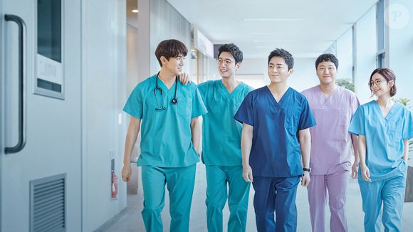'Hospital Playlist': cinco médicos e amigos de longa data dividem a rotina de um hospital universitário enquanto vivem dilemas pessoais, desafios da profissão e momentos de união através da música