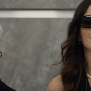 Filme estrelado por Meryl Streep e Anne Hathaway virou fenômeno cultural e referência no universo da moda e do cinema