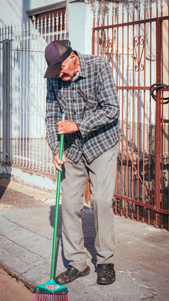 De acordo com o especialista, muitos moradores mantêm hortas e jardins em sua casa e passam parte do dia realizando tarefas que exigem movimento físico