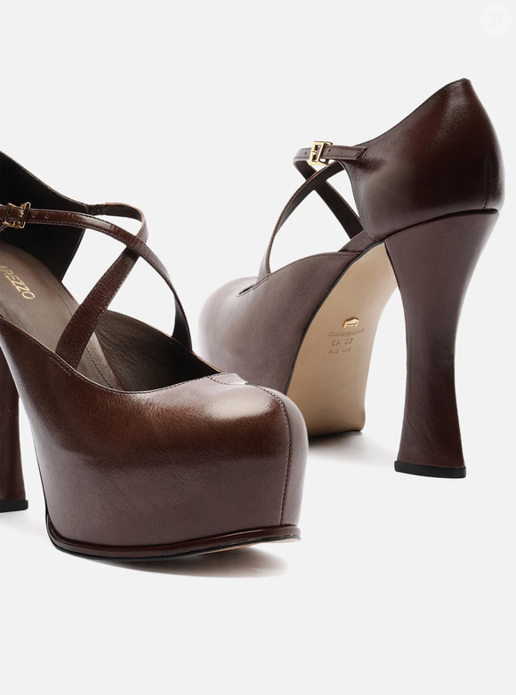 O modelo 'Scarpin Marrom Couro Salto Alto Meia Pata' estava disponível por R$499,90, com opção de parcelamento em até 5 vezes de R$99,98 sem juros, conforme informações até o fechamento desta matéria