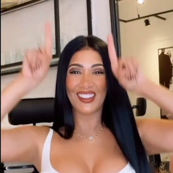 De lingerie, Simaria fez a coreografia da faixa 'Vontade de Morder', parceria com Zé Felipe