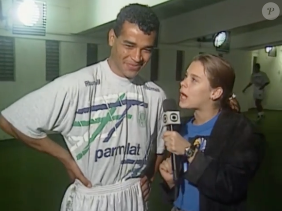 Carolina Dieckmmann conversou com Cafu e perguntou se o jogador tinha segredos para entrar bonitão em campo