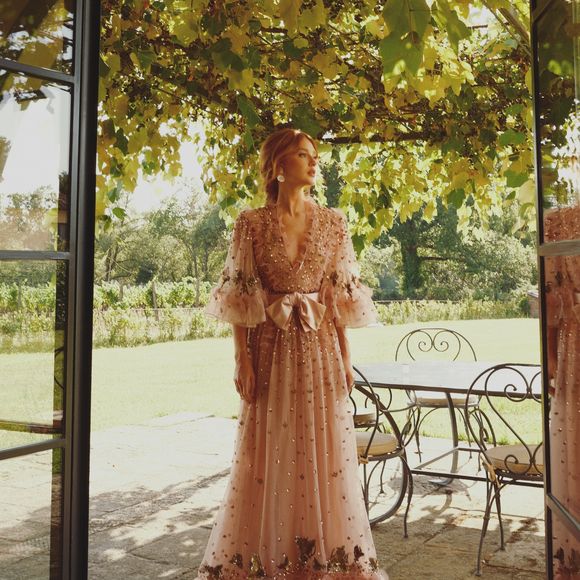 O look usado por Marina Ruy Barbosa é da coleção de primavera-verão 2025 da Valentino
