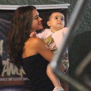 Bruna Marquezine se mostrou encantada com a menina