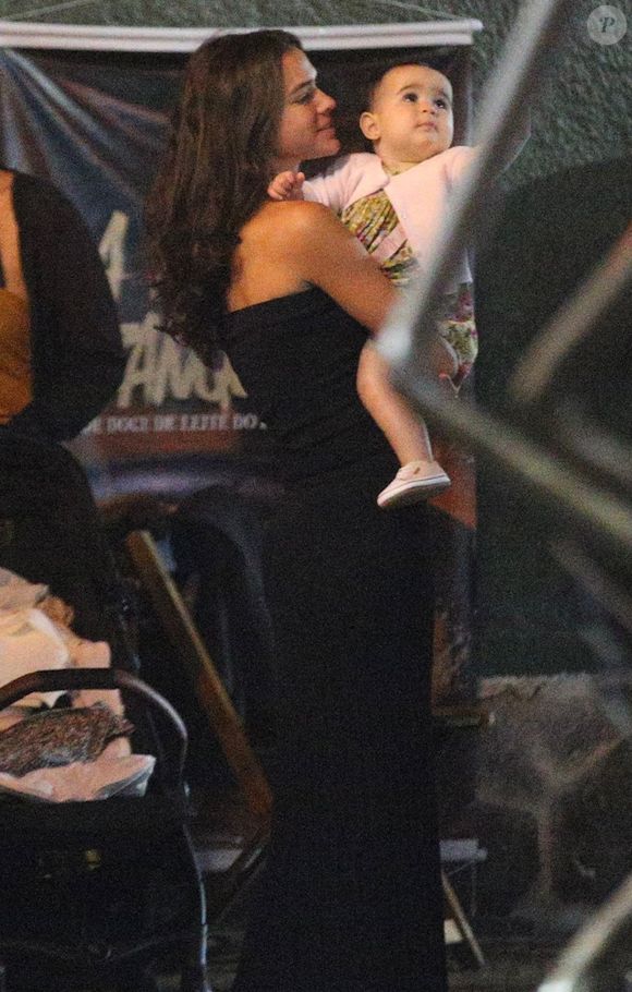 Bruna Marquezine se mostrou encantada com a menina