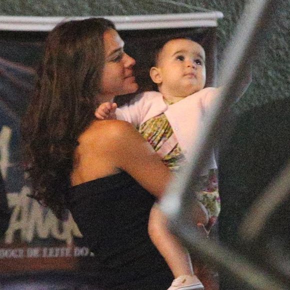 Bruna Marquezine se mostrou encantada com a menina