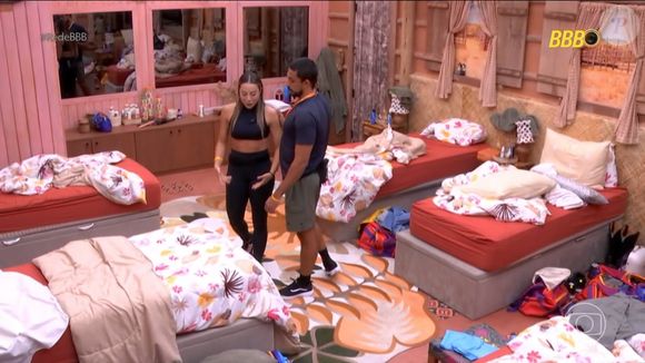 Renata e Maike trocam conversas e flertes no 'BBB 25'