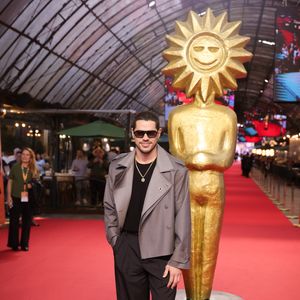 José Loreto apostou em uma jaqueta curta de alfaiataria cinza e calça preta de modelagem wide leg para o Festival de Cinema de Gramado