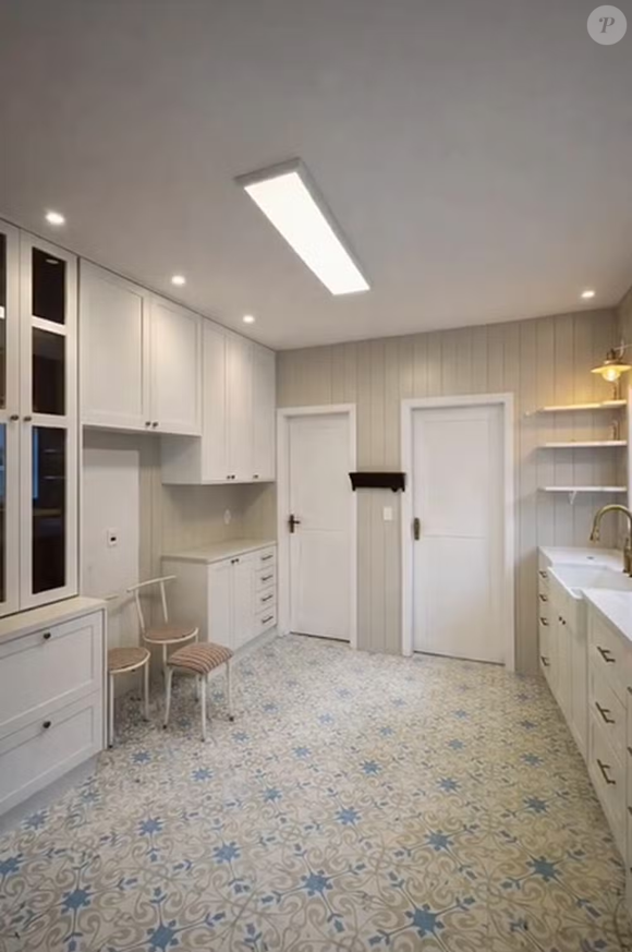 A área social inclui sala de almoço, cozinha com despensa, escritório, lavabo, roupeiro e uma área gourmet com churrasqueira, integrada a um banheiro externo.