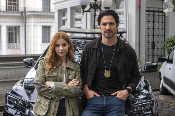 Juquinha (Gabriela Medvedovski) dá um conselho a Paulinho (Romulo Estrela): procurar por Gerluce (Sophie Charlotte) no capítulo da novela 'Três Graças' de 29 de outubro de 2025, quarta-feira