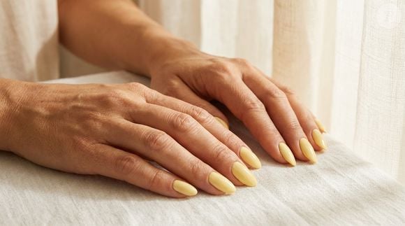 Nem todo amarelo precisa ser vibrante: na versão manteiga, a cor ganha uma aparência suave e sofisticada. A tonalidade ilumina a manicure de verão e oferece uma alternativa delicada ao branco tradicional