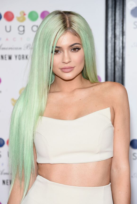 Kylie Jenner já mudou o visual e apostou em cabelos esverdeados, mas atualmente está morena