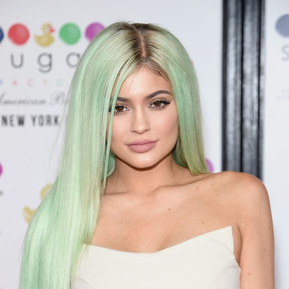 Kylie Jenner já mudou o visual e apostou em cabelos esverdeados, mas atualmente está morena