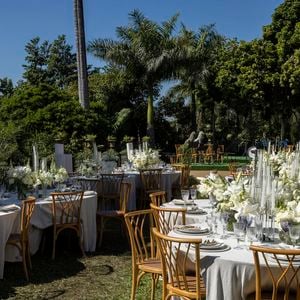 Em 'Vale Tudo', o jardim também foi decorado com as mesas para o casamento de Fátima (Bella Campos) e Afonso (Humberto Carrão).