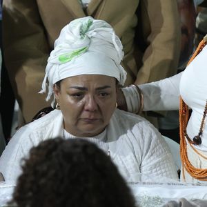 Babi Cruz, esposa de Arlindo Cruz, se emocionou muito diante do seu corpo no caixão